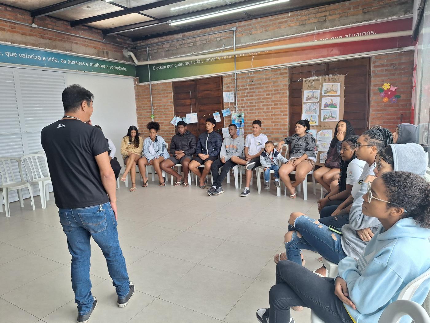 Jovens do Beco Limpo aplicam os ODS durante aula prática em Santos