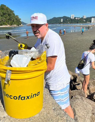 ONE e EcoFaxina celebram o “Beach Cleanup Day” com Ação Voluntária em Santos