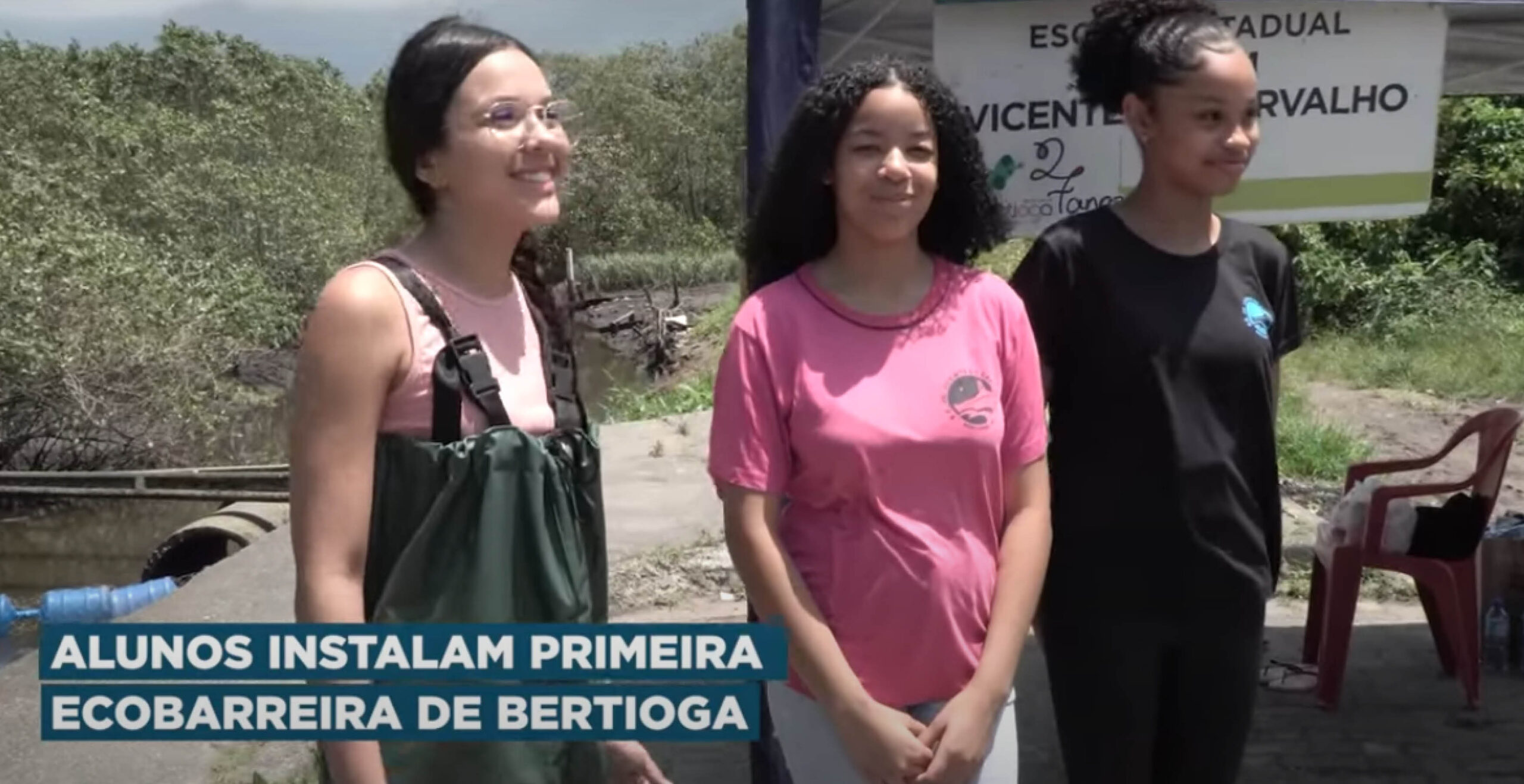 Estudantes instalam Eco Barreira para conter lixo em rio de Bertioga